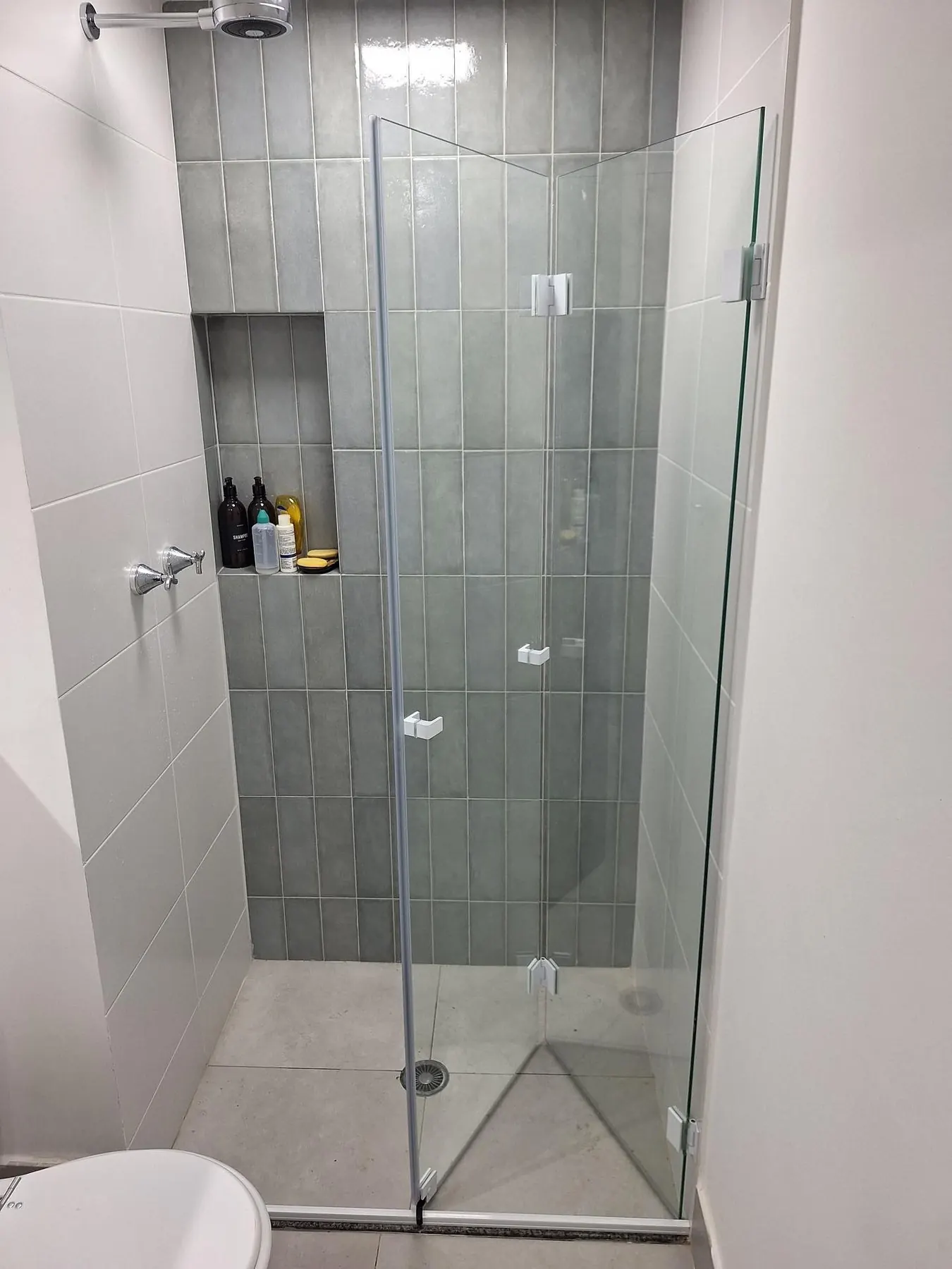 Box de vidro frameless em banheiro — projeto FEBOX