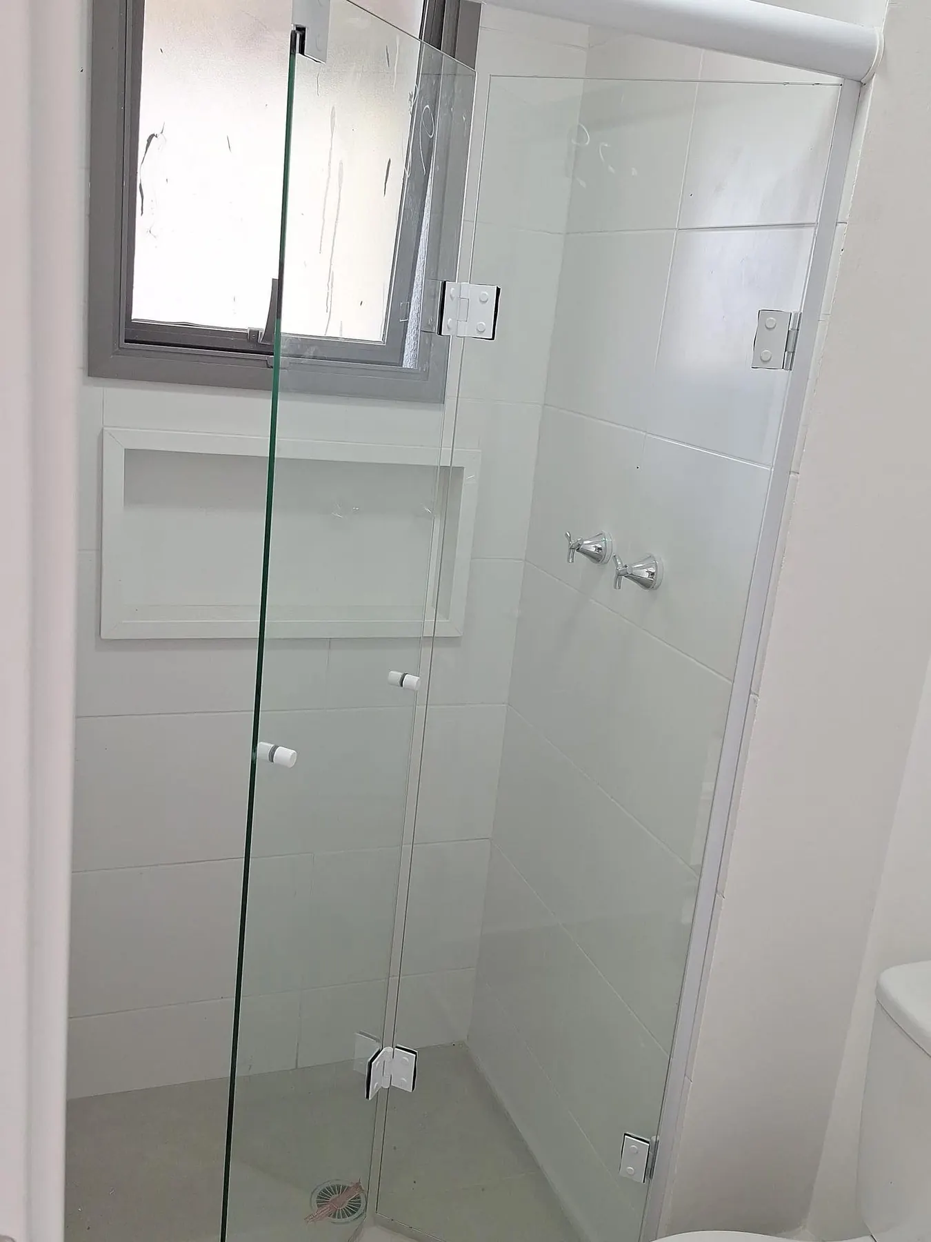 Box de vidro temperado em banheiro branco — projeto FEBOX