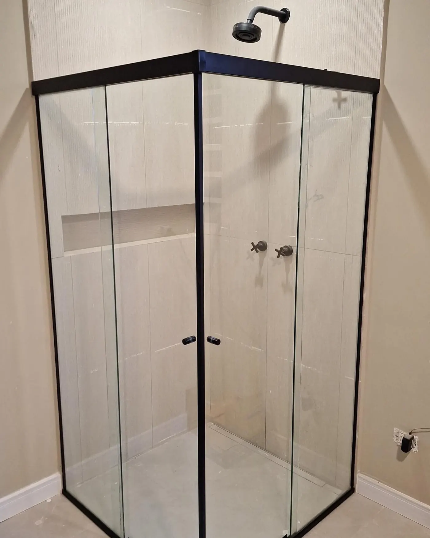 Box de vidro com perfil preto, canto — projeto FEBOX