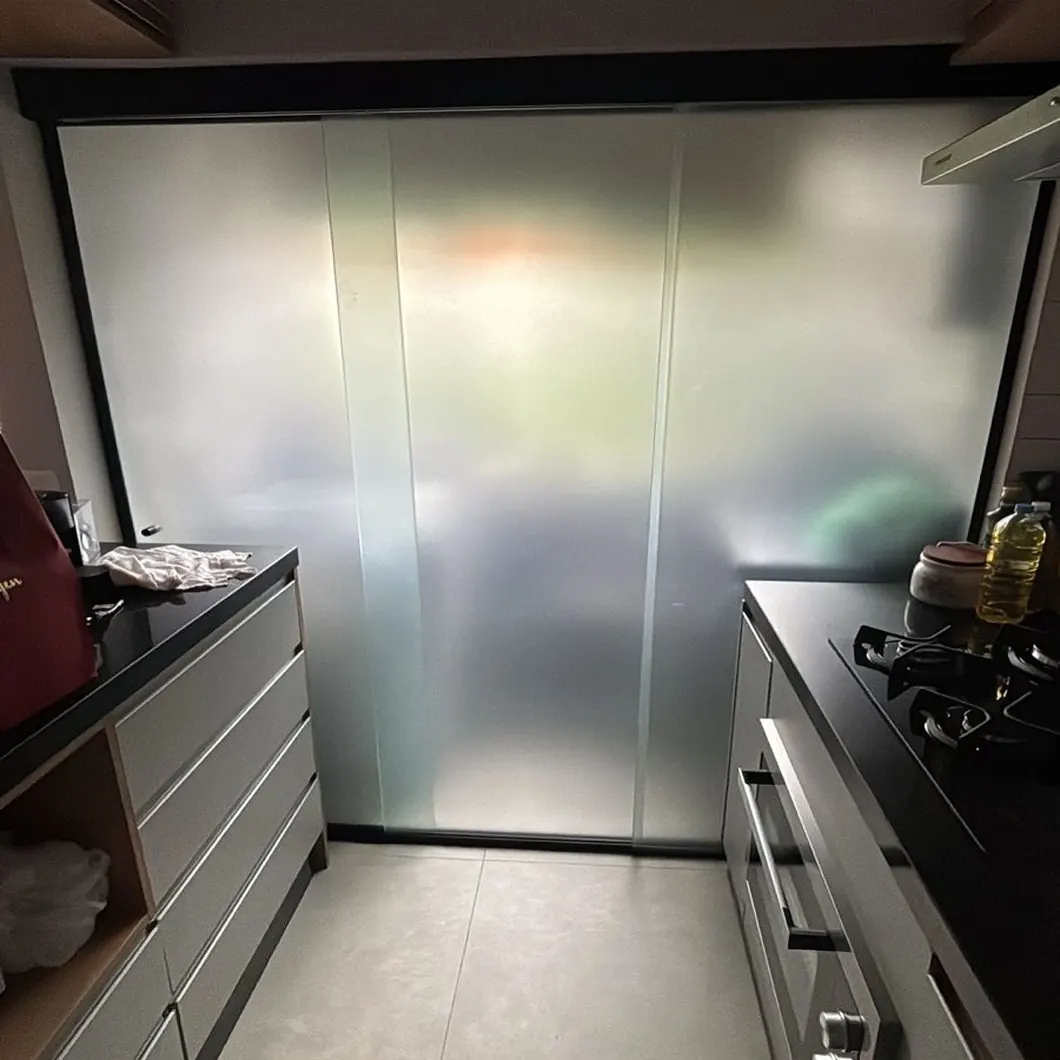 Fechamento de área em vidro jateado na cozinha — projeto FEBOX