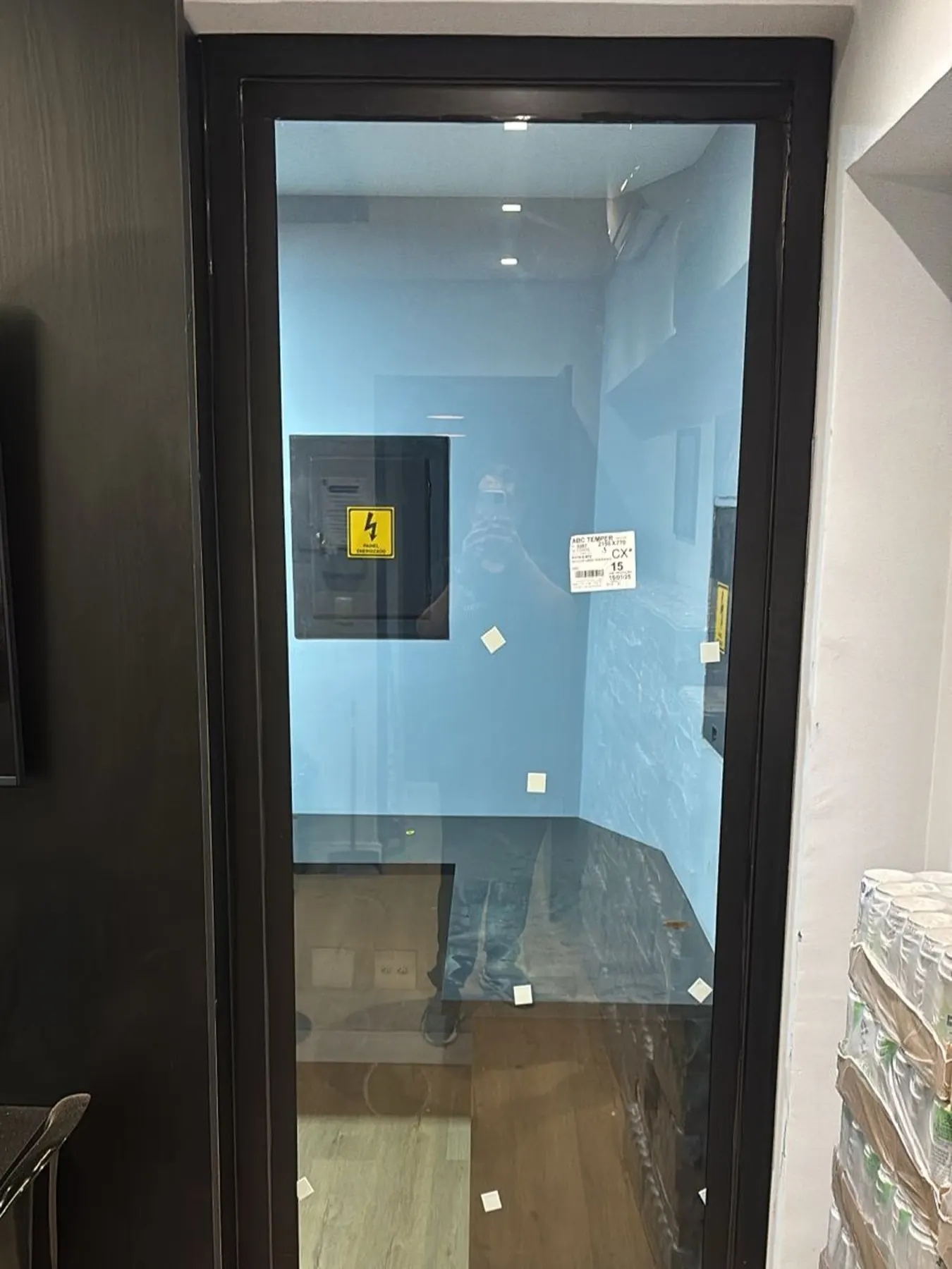 Porta de vidro temperado em instalação — projeto FEBOX