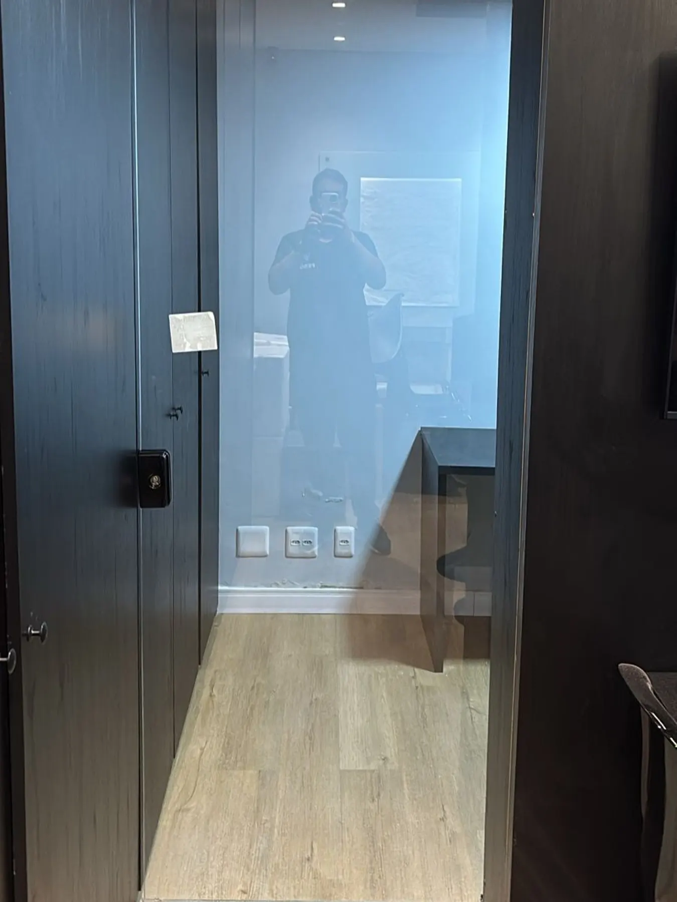 Porta de vidro com acabamento escuro — projeto FEBOX
