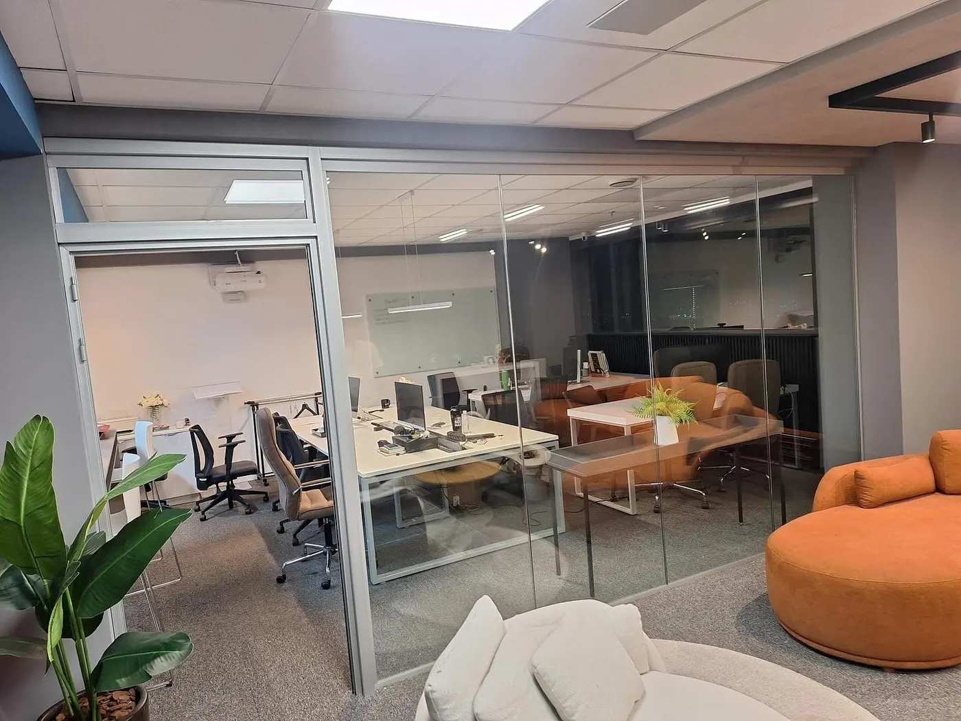 Divisória de vidro em escritório corporativo — projeto FEBOX