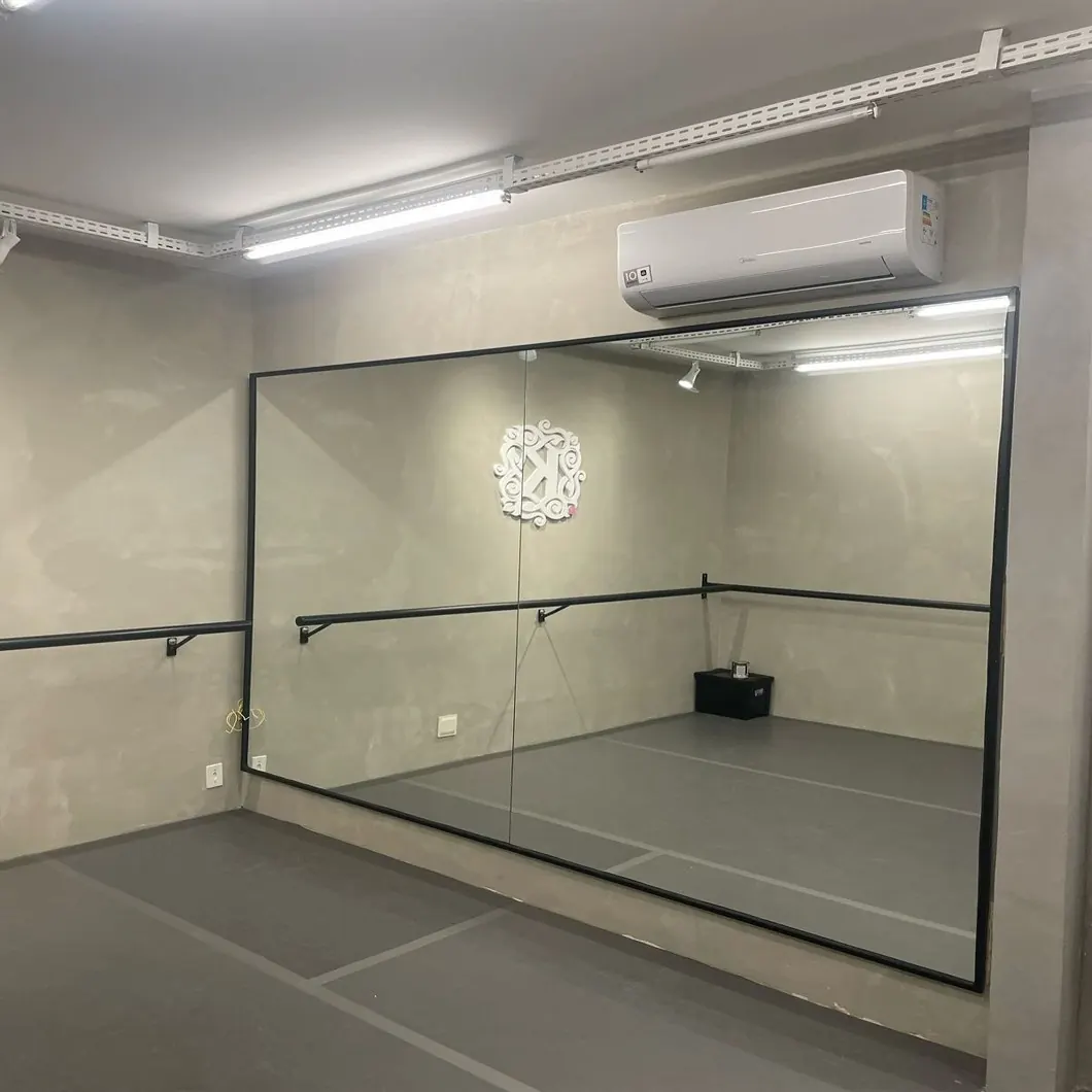 Espelho de parede em estúdio de dança — projeto FEBOX