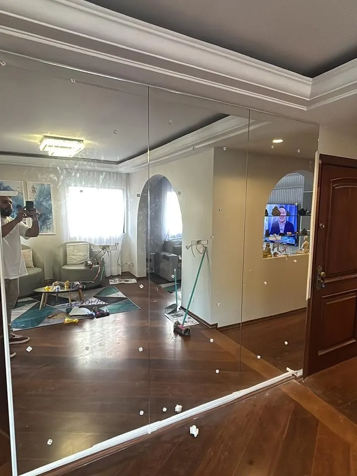 Painel de espelho em sala de estar — projeto FEBOX