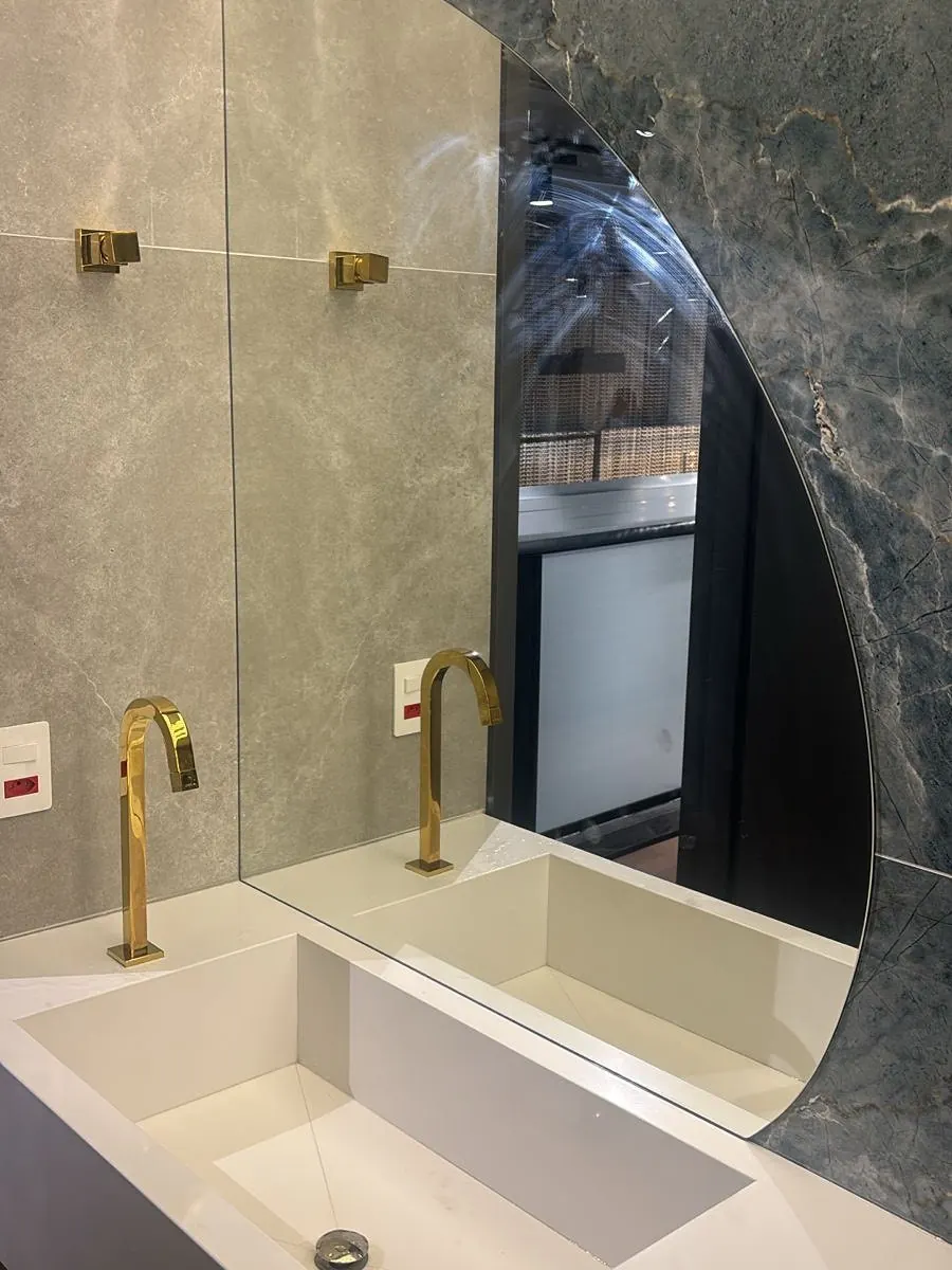 Espelho de banheiro com acabamento dourado — projeto FEBOX