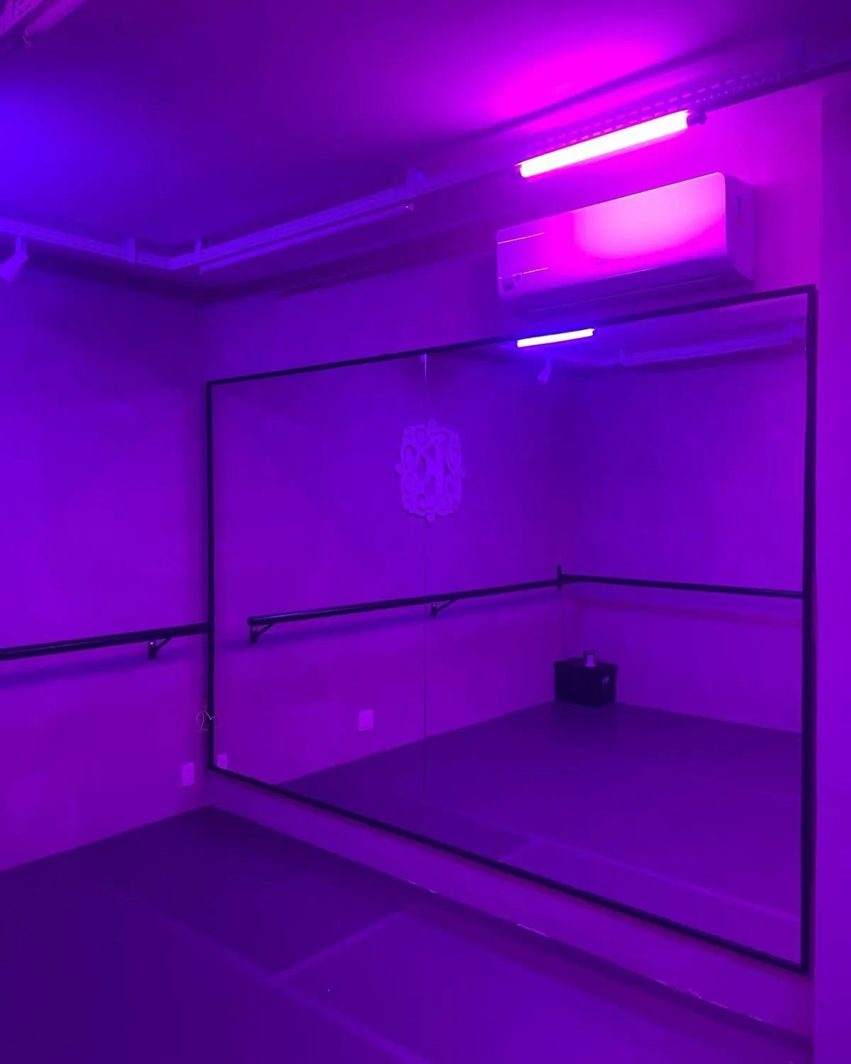 Espelho de parede em estúdio de dança, ambiente iluminado — projeto FEBOX