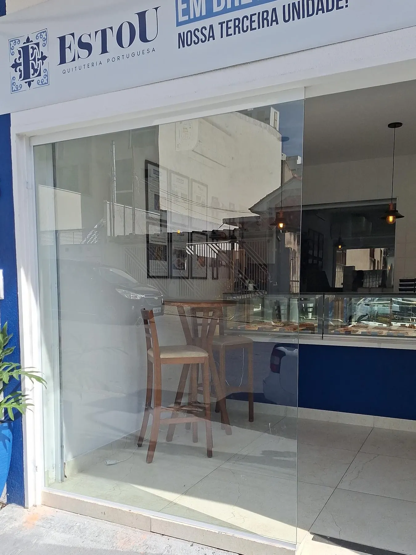 Vitrine comercial em vidro temperado — projeto FEBOX