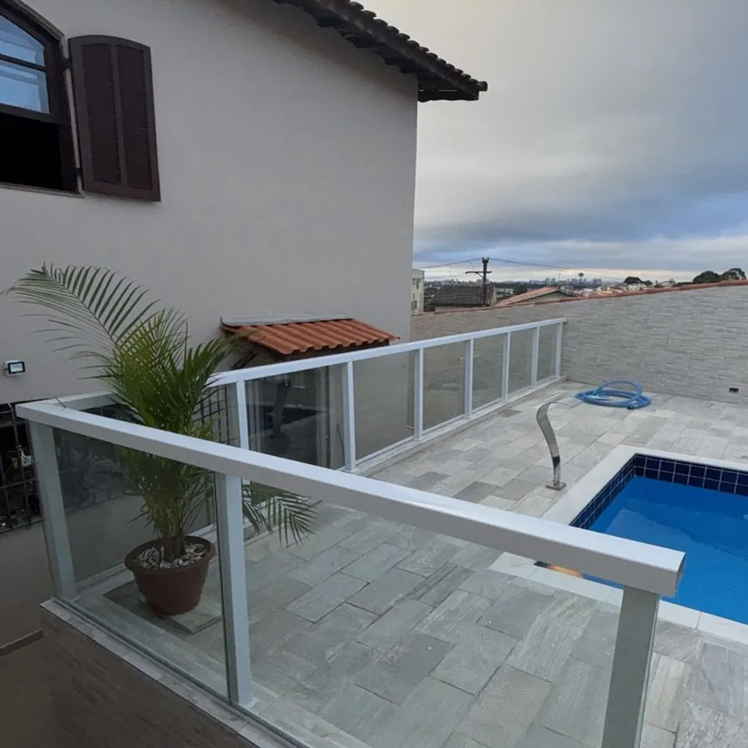 Guarda-corpo de vidro em terraço com piscina — projeto FEBOX