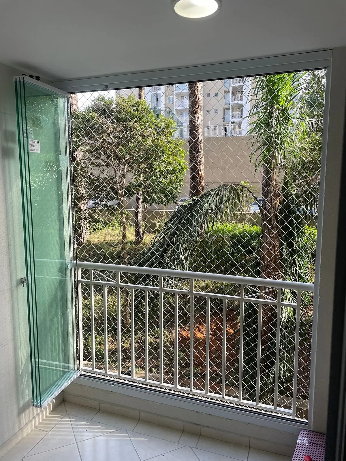 Fechamento de sacada em vidro temperado, porta de canto — projeto FEBOX