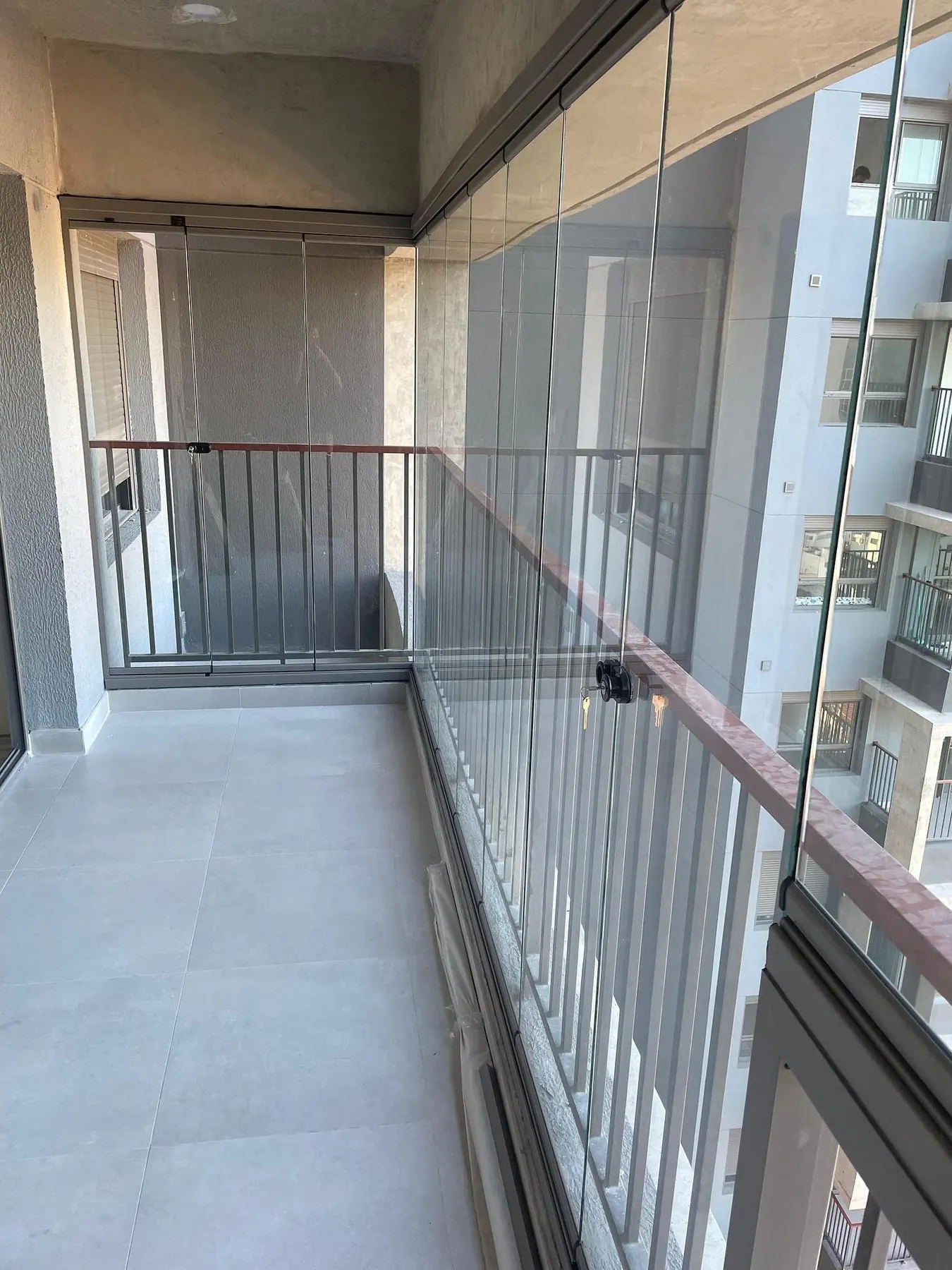Corredor de sacada envidraçada — projeto FEBOX